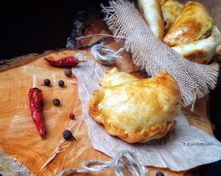 Пирожки с творогом, салями и сыром