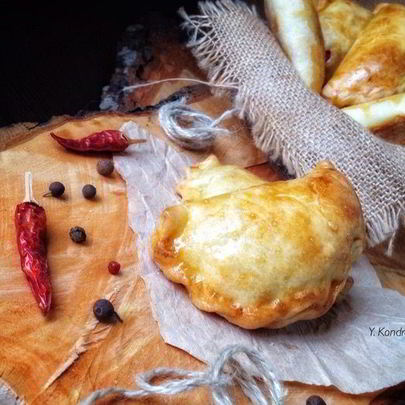 Пирожки с творогом, салями и сыром