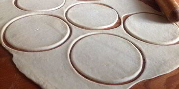 пирожки с творогом, салями и сыром