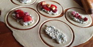 пирожки с творогом, салями и сыром