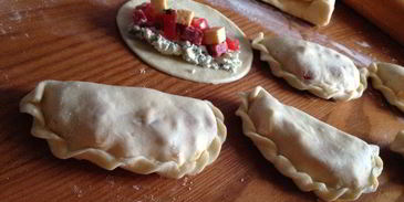 пирожки с творогом, салями и сыром