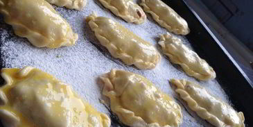 пирожки с творогом, салями и сыром