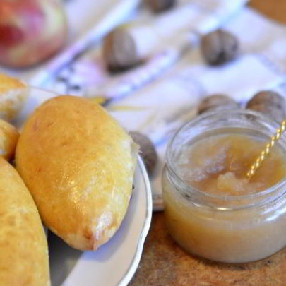 Пирожки с яблочным повидлом