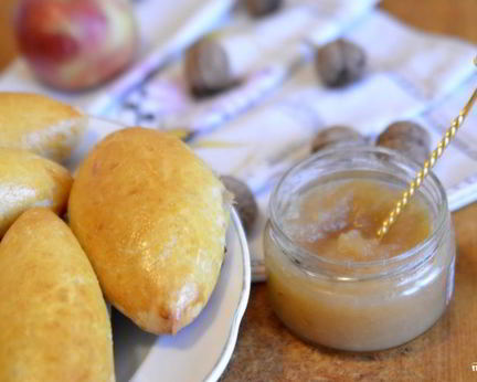 Пирожки с яблочным повидлом