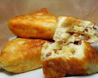 Пирожки с яблоками и изюмом на сковороде