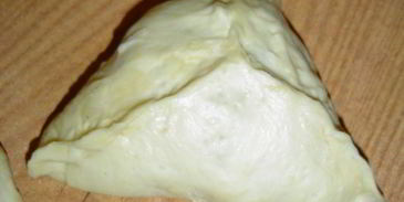 пирожки с яблоками и изюмом на сковороде