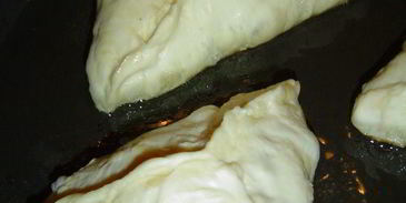 пирожки с яблоками и изюмом на сковороде