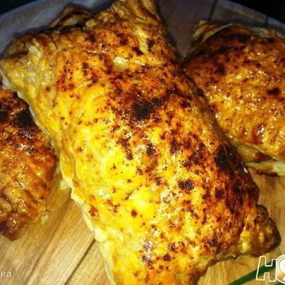 Пирожки слоеные с ветчиной, сыром и луком