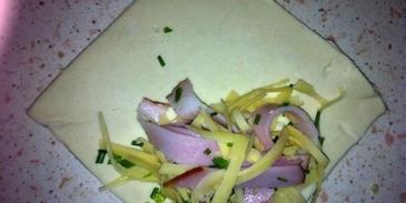 пирожки слоеные с ветчиной, сыром и луком