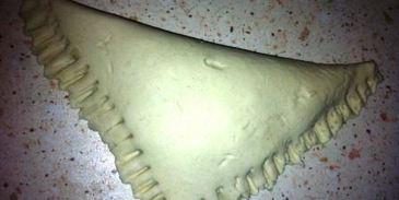 пирожки слоеные с ветчиной, сыром и луком