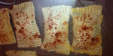 пирожки слоеные с ветчиной, сыром и луком