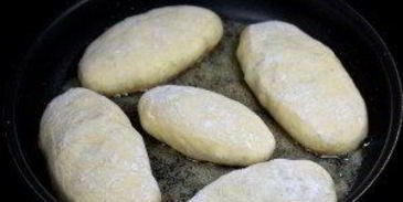 пирожки, жареные на сковороде