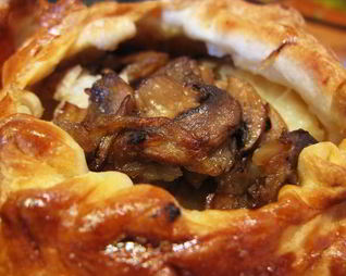 Слоеные пирожки с рыбой, грибами и рисом