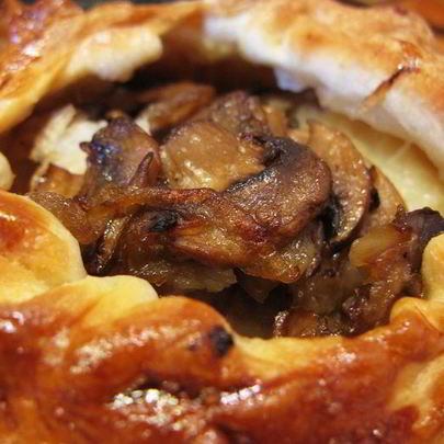 Слоеные пирожки с рыбой, грибами и рисом