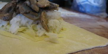 слоеные пирожки с рыбой, грибами и рисом