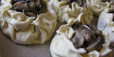 слоеные пирожки с рыбой, грибами и рисом