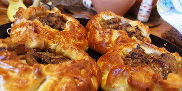 слоеные пирожки с рыбой, грибами и рисом