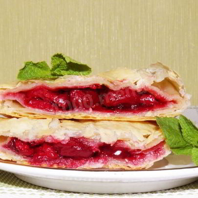 Слоеные пирожки с вишней