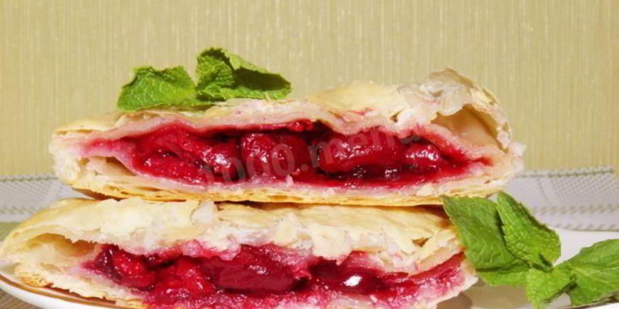 Рецепт слоеных пирожков с вишней