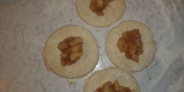 творожные пирожки с яблоками и корицей