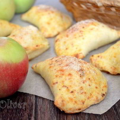 Яблочные пирожки из сырного теста