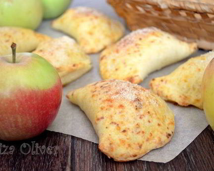 Яблочные пирожки из сырного теста
