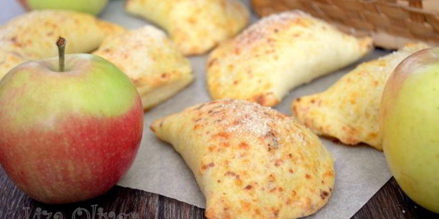 Рецепт яблочных пирожков из сырного теста