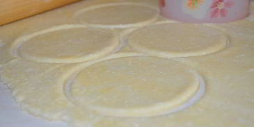 яблочные пирожки из сырного теста