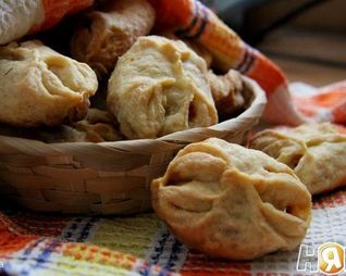 Закусочные пирожки с колбасой и сыром