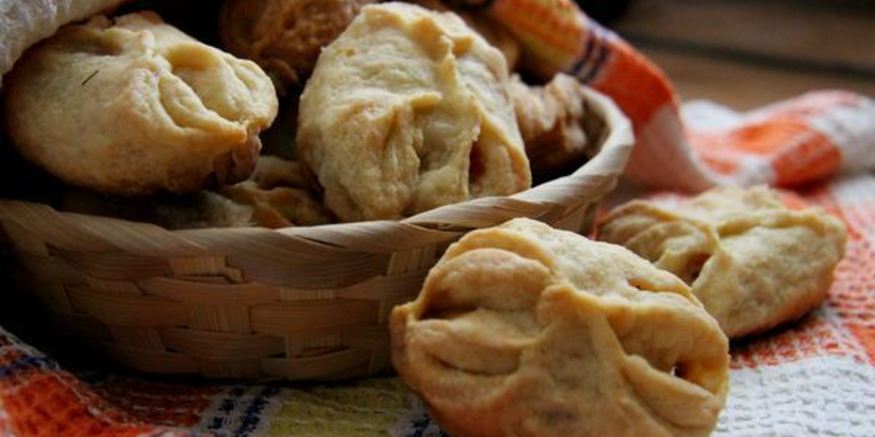 Рецепт закусочных пирожков с колбасой и сыром