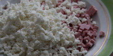 закусочные пирожки с колбасой и сыром