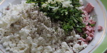 закусочные пирожки с колбасой и сыром