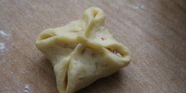 закусочные пирожки с колбасой и сыром