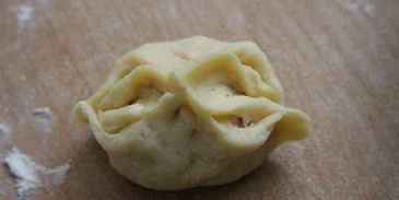 закусочные пирожки с колбасой и сыром