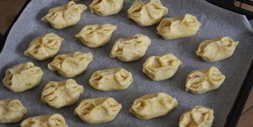 закусочные пирожки с колбасой и сыром