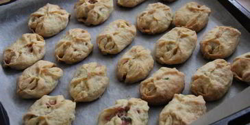 закусочные пирожки с колбасой и сыром