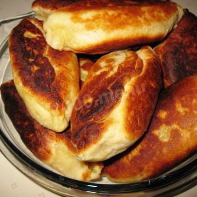 Жареные пирожки с яблоками на сковороде