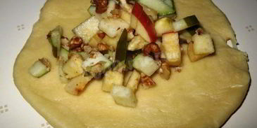 жареные пирожки с яблоками на сковороде