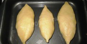 жареные пирожки с яблоками на сковороде