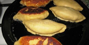 жареные пирожки с яблоками на сковороде