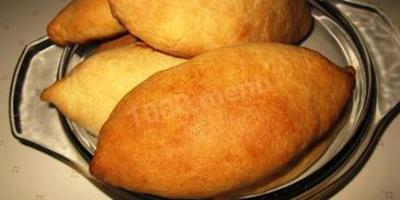 жареные пирожки с яблоками на сковороде