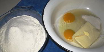 жареные пирожки с яблоками на сковороде