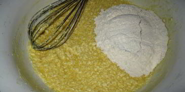 жареные пирожки с яблоками на сковороде