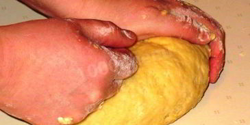 жареные пирожки с яблоками на сковороде