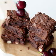 Рецепт Брауни с вишней и миндалем