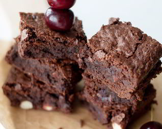 Брауни с вишней и миндалем