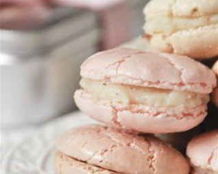 Клубничные пирожные макароны