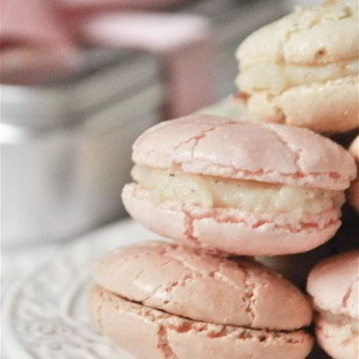 Клубничные пирожные макароны