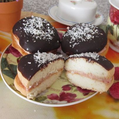 Пирожное Буше глазированные с малиново-ореховым кремом