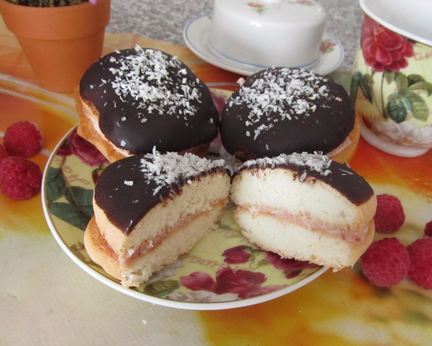 Пирожное Буше глазированные с малиново-ореховым кремом